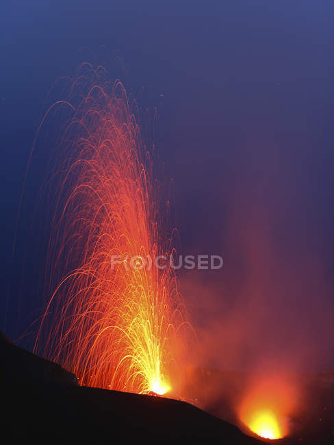 Éruption de Stromboli sur les îles Éoliennes — Photo de stock