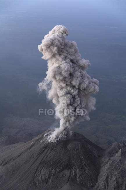 Erupção de cinzas Santiaguito — Fotografia de Stock