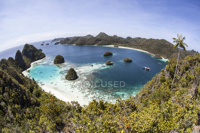 Міцні вапнякові острови навколо лагуни — стокове фото