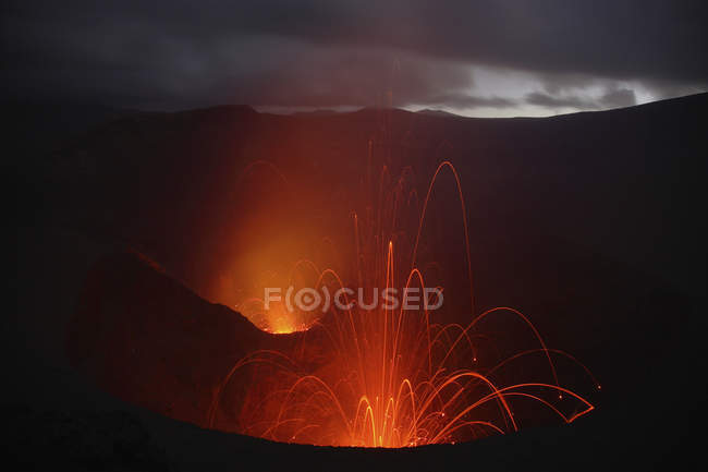 Erupción de Yasur en la isla de Tanna - foto de stock