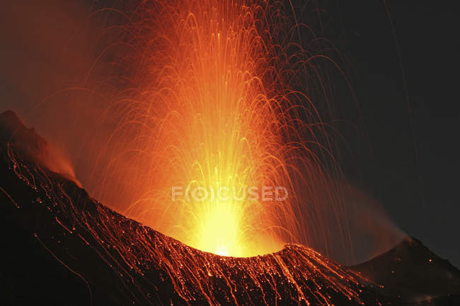 Erupción de Stromboli en las islas Eolias - foto de stock
