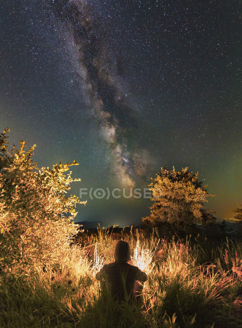 Man sitting near campfire — Stock Photo