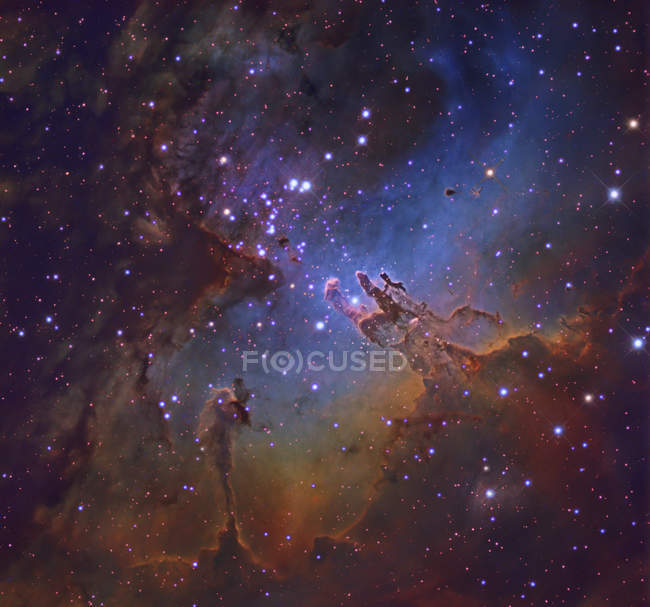 Paesaggio stellato con nebulosa d'aquila a Serpens — Foto stock