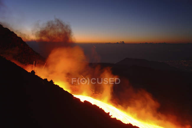 Caudal de lava del Etna - foto de stock