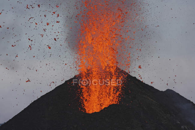 Erupción de Stromboli en las islas Eolias - foto de stock