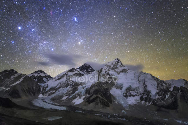 Constelaciones Auriga y Tauro por encima del Himalaya - foto de stock