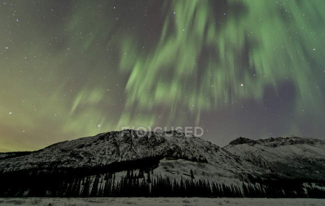Aurora boreal sobre montañas - foto de stock