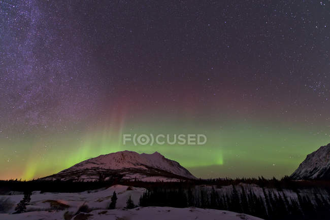 Aurora borealis et la Voie lactée sur Carcross — Photo de stock