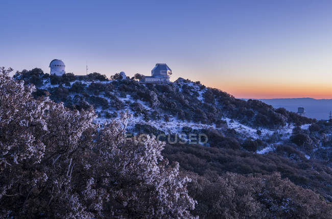 Observatorio en Kitt Peak al atardecer — Stock Photo