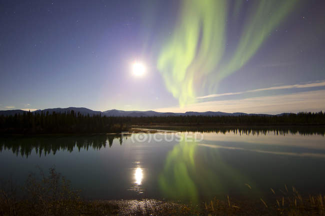 Aurora borealis and Full Moon — Stock Photo