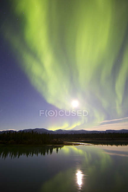 Aurora boreale e Luna Piena — Foto stock
