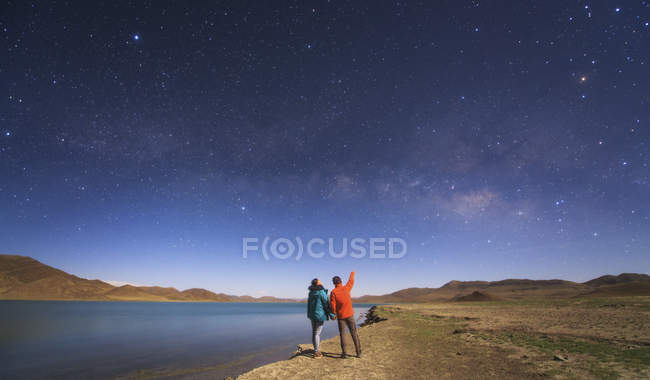 Couple regardant la Voie lactée — Photo de stock