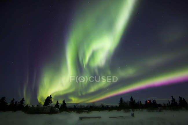 Aurora borealis над ранчо — стоковое фото