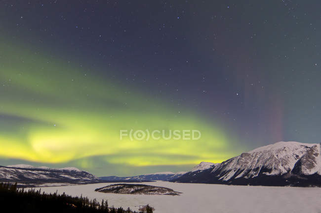 Aurora boreal sobre la isla Bove - foto de stock