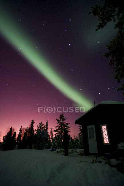 Aurora boreal sobre cabina - foto de stock
