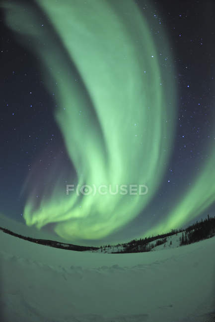 Aurora boreal sobre el lago próspero - foto de stock
