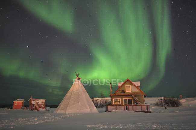 Aurora borealis above village — Stock Photo