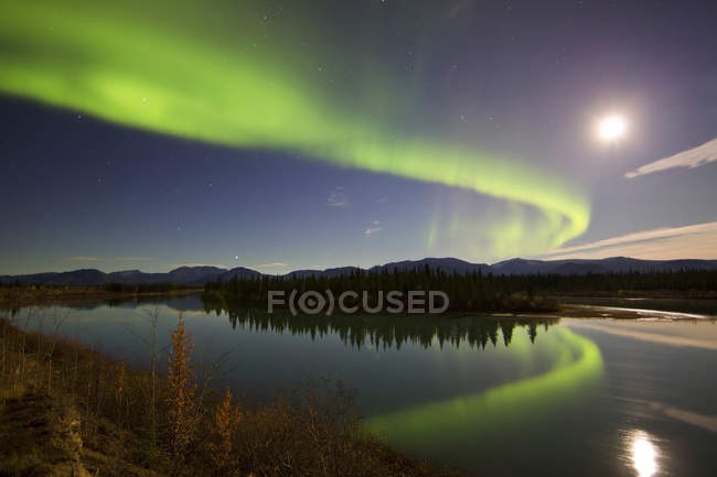 Aurora borealis и полная луна — стоковое фото