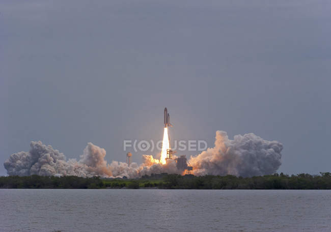 Запуск космічного човника Атлантиди — стокове фото