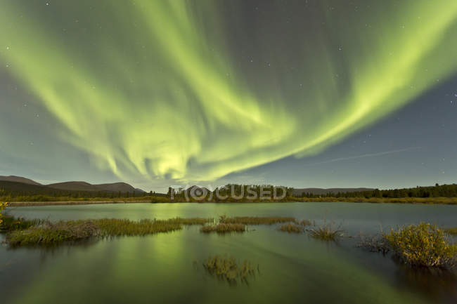 Polarlichter über dem Fischsee — Stockfoto