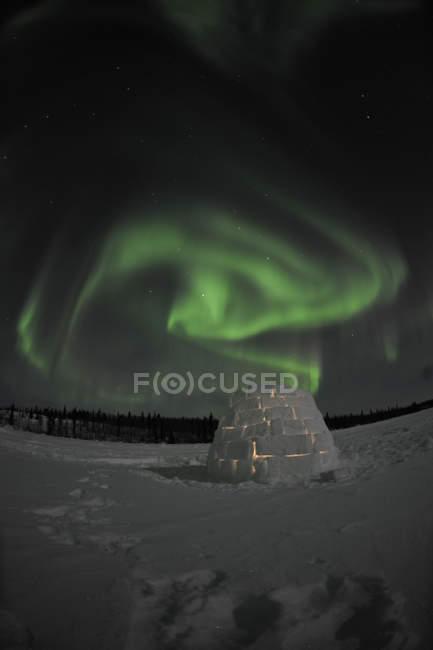 Aurora borealis over igloo on Walsh Lake — Stock Photo