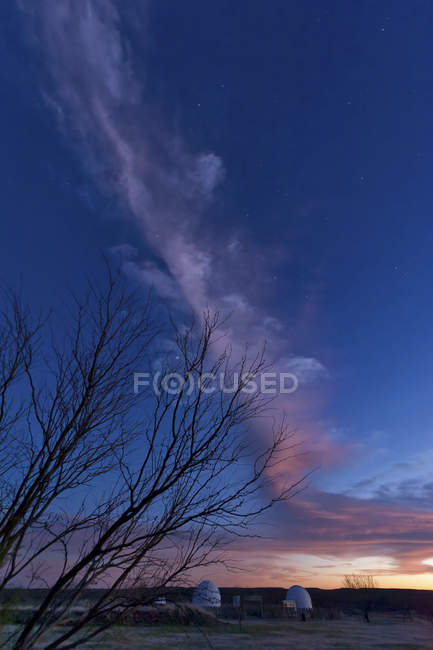 Nuvem de colunas sobre observatórios ao pôr-do-sol — Fotografia de Stock