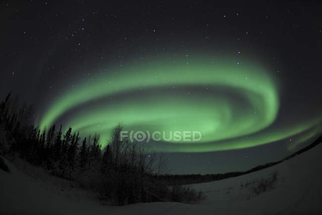 Aurora Boreal sobre el lago Vee - foto de stock