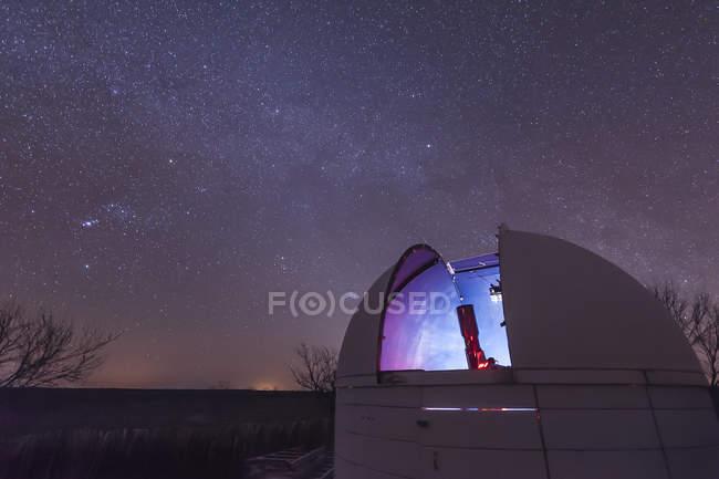 Observatório com telescópio refratário aberto — Fotografia de Stock