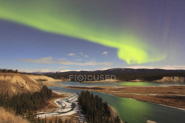 Aurora boreal sobre o rio Yukon — Fotografia de Stock