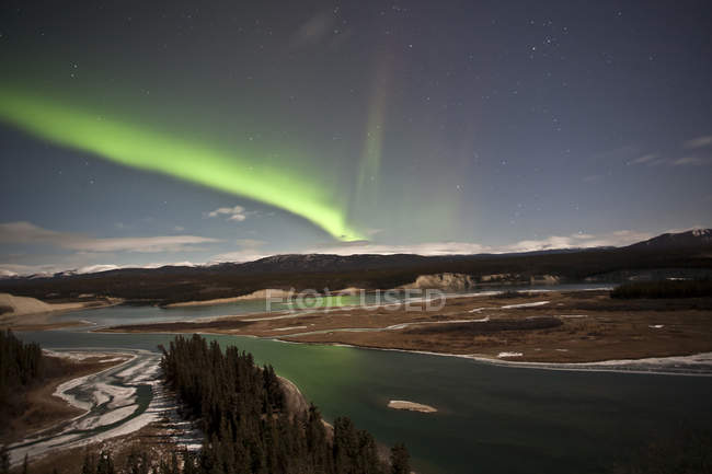 Aurora boreal sobre el río Yukón - foto de stock