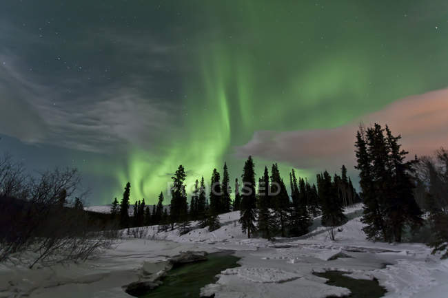 Aurora boreal sobre riacho — Fotografia de Stock