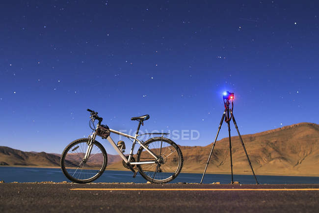 Bicicleta con cámara en trípode - foto de stock
