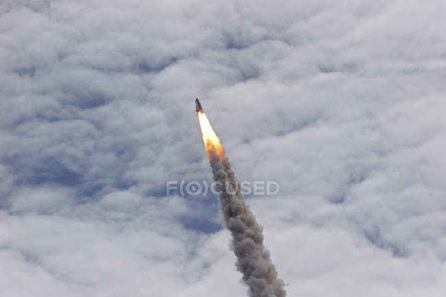 Lanzamiento del transbordador espacial Atlantis - foto de stock