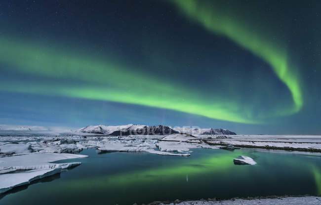 Aurores boréales au-dessus du lagon glaciaire — Photo de stock
