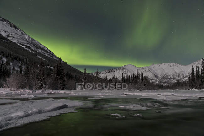 Aurora boreale sul lago Annie — Foto stock