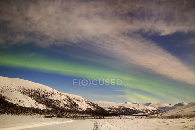 Aurora boreal sobre las montañas Ogilvie - foto de stock