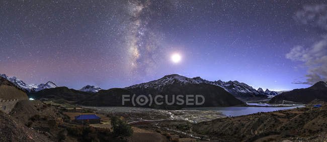 Ciel étoilé au-dessus du glacier Laigu — Photo de stock