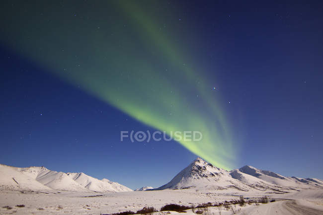 Aurora boreal sobre las montañas Ogilvie - foto de stock