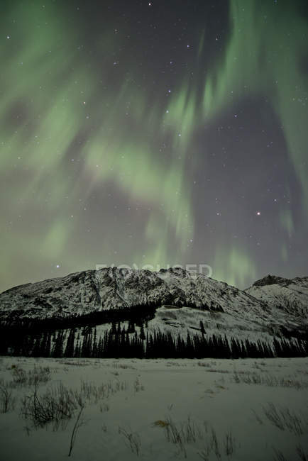 Aurora borealis sur la montagne — Photo de stock