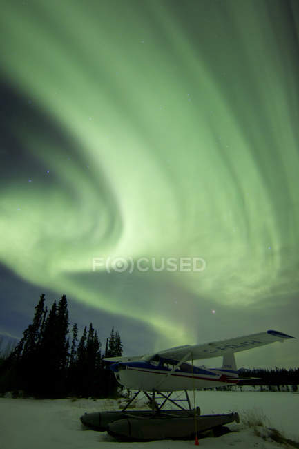 Aurora boreal con plano de flotador - foto de stock