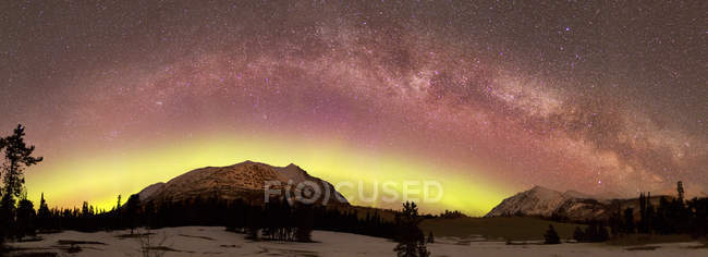 Aurora borealis avec la comète Panstarrs — Photo de stock