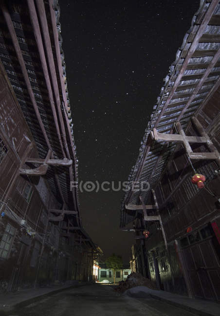 Constelación de Big Dipper sobre la calle - foto de stock
