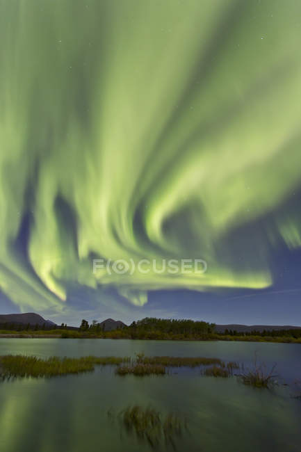 Aurora boreal sobre el lago Fish - foto de stock