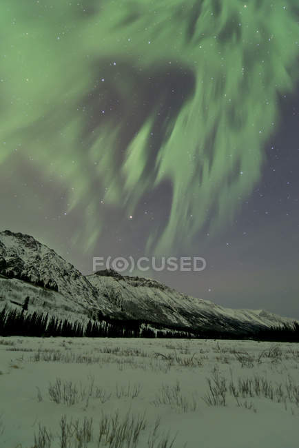 Aurora boreale oltre la montagna — Foto stock