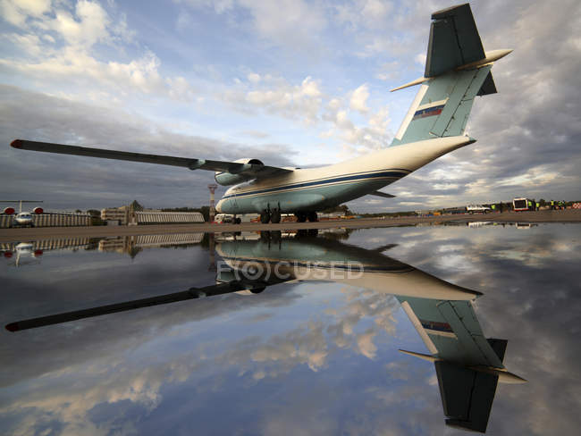27 de septiembre de 2011. An-72 aviones de transporte del servicio de seguridad ruso en el aeropuerto internacional de Sheremetyevo, Rusia - foto de stock