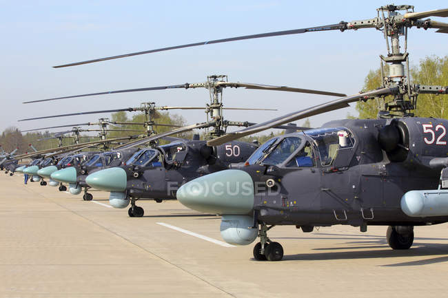 9 de mayo de 2015. Kubinka, Rusia. Fila de helicópteros de ataque Ka-52 Aligator de la Fuerza Aérea Rusa - foto de stock