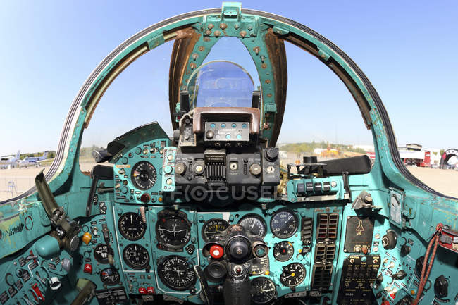 12 ноября 2016 года. Черногория - 2006. Кокпит штурмового самолета МиГ-27 во время авиасалона МАКС-2015 — стоковое фото