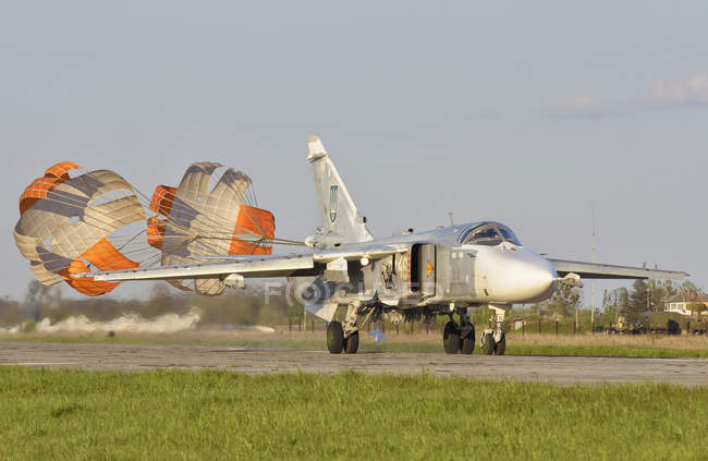 Ucrania, Base Aérea de Lutsk - 27 de abril de 2016: Fuerza Aérea Ucraniana Su-24 aterriza durante el despliegue de entrenamiento - foto de stock