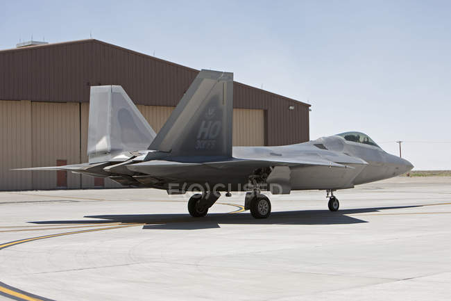 Нью-Мексико, база ВВС США - 10 мая 2010 года: F-22 Raptor выкатился за пределы взлетно-посадочной полосы для выполнения тренировочного полета — стоковое фото