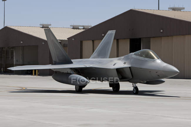 Novo México, Base Aérea de Holloman - 10 de maio de 2010: F-22 Raptor taxiando para pista para missão de treinamento — Fotografia de Stock